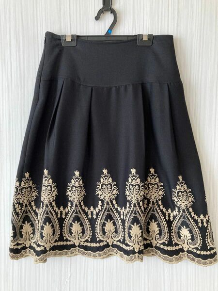 KLEIN PLUS スカート 黒　裾刺繍　