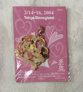 13-22. ディズニー　Disney ディズニーランド　配布　チャーム　2004 バレンタイン　ピンク　ミッキー ミニー