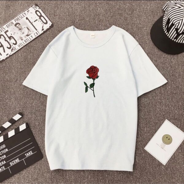 【当店商品】バラのワンポイントTシャツ ユニセックス