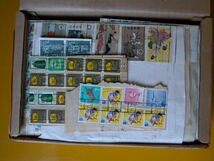 全日普の郵政省払下げ紙付日本使用済切手１０００ｇ（風袋共）箱、S61.11.18封印、開封なれど、中身は全く変わらず。　_画像8