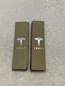 テスラ　Tesla　白プリントロゴ　スエード素材　シートベルトパッド