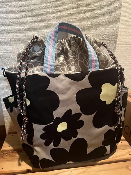 〈ハンドメイドバッグ〉日本製メーカーこばやし花柄生地 サイドポケット 巾着付バッグ 収納力♪♪