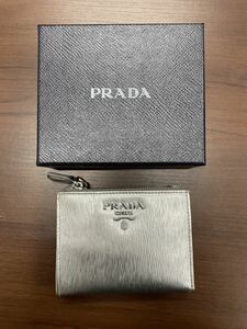 PRADA プラダ　二つ折り財布　ロゴ入り　カード入れ　コインケース　ファスナー