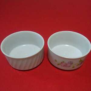 耐熱皿　　ココット皿　　直径10センチ　高さ5センチ　白色、お花模様　　洋食器　　　