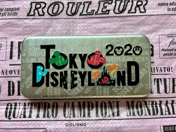 東京ディズニーランド　2020年　キャンディー缶　キャンディ缶　ミッキーマウスミニーマウス　ペンケース