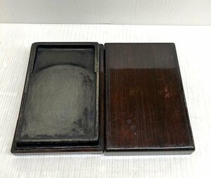 ★ 95898 硯 すずり 雷文 硯サイズ14.5x22.7x2.7cm 木箱サイズ16.5x25.5x5.2cm 共箱付 木製 漆塗 漆はげ有 中古 ★