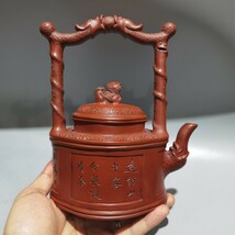 【超珍館蔵】紫砂壺 雙龍提梁壺 周桂珍款 原礦紅泥 茶道品 置物 古賞物 古美術品 稀少珍蔵品_画像4