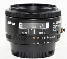 Nikon AF NIKKOR 28mm f2.8 オートフォーカス　一眼レフカメラ用交換レンズ　明るい広角レンズ　デジタルカメラで高解像の高級レンヌ_画像2