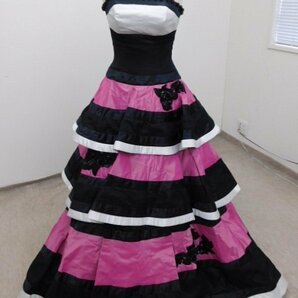 〔楽布〕P27159 「クラウディア」ウエディングドレス カラードレス ブラック ピンク ｃの画像1