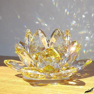 【金運アップに効果的】 イエロークリスタルガラス インテリア 蓮の花 サンキャッチャー 置物 風水 幸せを運ぶ 幻想的 浄化作用