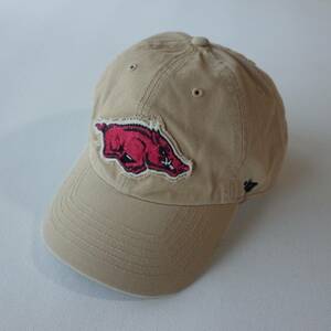 未使用品★ 47BRAND 47ブランド × ARKANSAS RAZORBACKS レイザーバックス USカレッジ【フリーサイズ】キャップ 帽子 ベージュ 猪