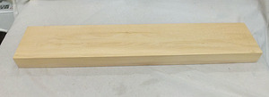 米檜葉の 板材です。 　寸法は　約 780 X 145 X 47ｍｍ程です。　看板などに