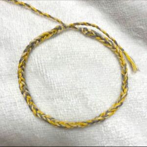 ミサンガ アンクレット ブレスレット 刺繍糸 アクセサリー ハンドメイド 黄色 灰色 クリーム イエロー グレー