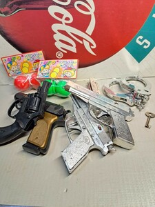 昭和レトロ　駄菓子屋おもちゃ　鉄砲、手錠、クラッカーボール　セット　