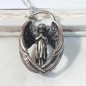 【守護天使、お守り】大きな翼で身を覆いながら、祈りを捧げる天使のメタルネックレス