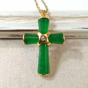 透明感のある、緑と金のハーモニーの美しい、マレー翡翠の十字架、クロスネックレス