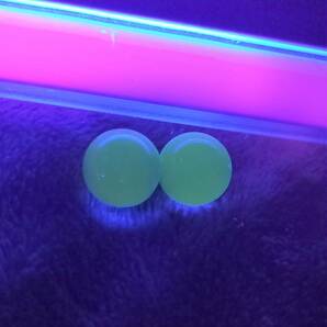 希少 昭和レトロ ウランガラス ビー玉 2個セット 中玉 約1.48mm 気泡 シワ ヘソ ビードロ 個体差あり 装飾 インテリア 光る 発光 おもちゃ の画像1