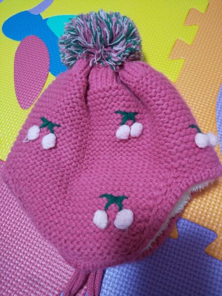 キッズニット帽 2～4歳 ピンクさくらんぼモチーフ付き 裏ボア