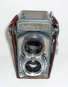 Yashica-44 完動品 レンズYashikor60mm f3,5 小気味の良い小さなカメラです