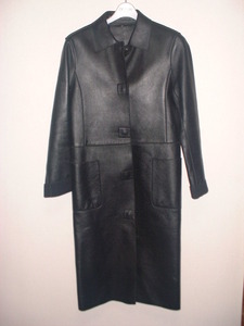 レディスコート　おしゃれ、高級感のある革のロングコート　黒系　　サイズ55（XSぐらい）　
