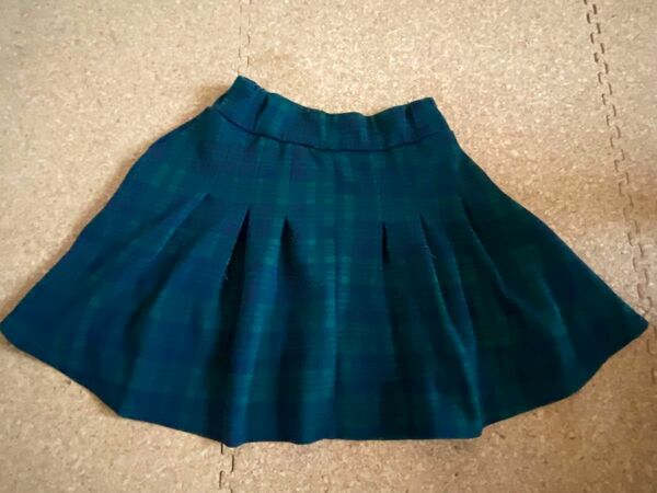 140サイズ　緑色チェックのスカート　インナーパンツ付き