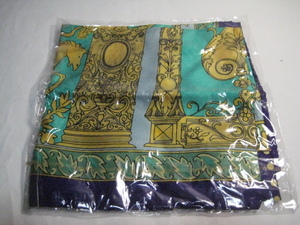 2）シルクスカーフ・絹100％・約84×約84㎝・未使用品・長期保管品