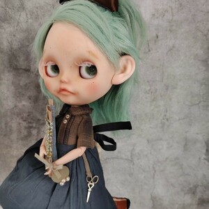 カスタムブライス CUSTOMBlythe 本体のみ えくぼ アヒル口 色白 つけ耳 リボン 前髪なし 横分け エボリューション *MiddiePal*