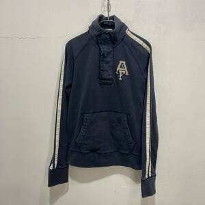 送料無料☆Abercrombie&Fitch☆アバクロ☆ハーフボタンスウェット☆スリーブライン☆ワンポイントロゴ☆ネイビー☆S☆A24M