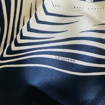 LEONARD レオナール レディース 女性 スカーフ プリントスカーフ 美しい 上質 滑らか 肌触り ネイビー ホワイト 紺 白 88×88_画像8