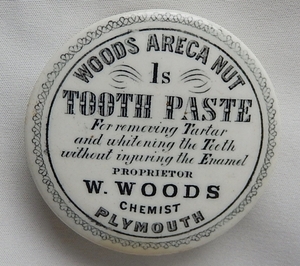 アンティーク・ポットリッド「ウッズの歯磨き」100年以上前に作られた陶磁器の容器の蓋　直径7.5センチ