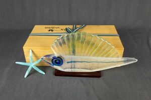 T01-1775 宙吹硝子 小林貢 銘 おしゃれ 飛び魚の置物 幅 31cm 日本ガラス工芸協会監事 現代工芸美術家協会評議員 日展会友 共箱 共布