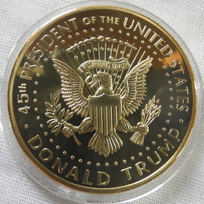 アメリカ合衆国 USA イーグル ドナルド・トランプ大統領 記念コイン メダル 金一色 1オンス 24金メッキコイン 金貨 ボールマーカーの画像2
