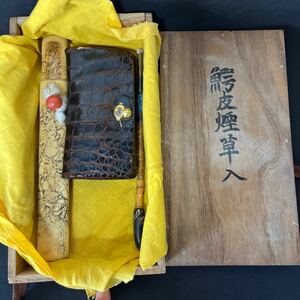 【希少品】キセル　煙管　パイプ　鰐皮煙草入　木箱　煙草　古美術品　金　猿　銘入り★18