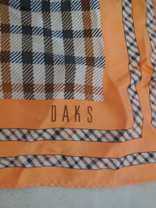 ★DAKS★ダックス★オレンジ×ブラウン★シルクスカーフ★５８ｃｍ×５８ｃｍ★