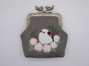 ハンドメイド　鳥の刺繍　ポーチ　シマエナガ　野鳥　がま口　