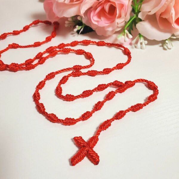 　結び目　 コード ロザリオ 　カトリック 　【限定】ハンドメイド手編みコードロザリオ【赤】- 祈りを纏い、可愛らしさを放つ