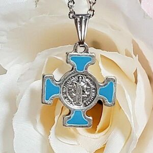 癒しと御守りの力を持つ、イタリア製の聖ベネディクト十字架ネックレス【ブルー】
