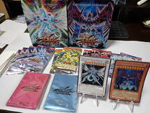 遊戯王5D’s 英語版 COLLECTIBLE TIN 2009 WAVE2 特典カード×2 スリーブ×2 開封済パック×10 セイヴァースタードラゴン CT06-EN003 他、_画像1