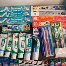 (1-36) 日用品 まとめ　歯ブラシ ハブラシ 花王 LION SUNSTAR など　歯磨き粉 ハミガキ粉 GUM システマ　リステリン　サランラップ　など_画像2