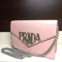 レア 美品 PRADA プラダ チェーンバッグ ショルダーバッグ クラッチ ターンロック ピンク レザー×シルバー ロゴ パーティ 入学式 卒業式_画像1