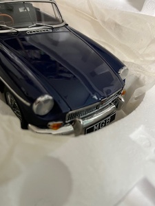 【送料無料】MGB　ロードスター　MK II　1/18　ダイキャスト　Autoart　模型　ミニカー