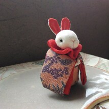 柊和◆◆ うさぎさん ◆ 兎 うさぎ 着物 古布 縮緬 ハンドメイド 手作り 和風 昭和レトロ アンティーク 人形 ちりめん 正絹 和雑貨_画像4