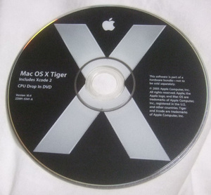 Mac OS 10.4 DVD(Tiger,アップグレード版)。