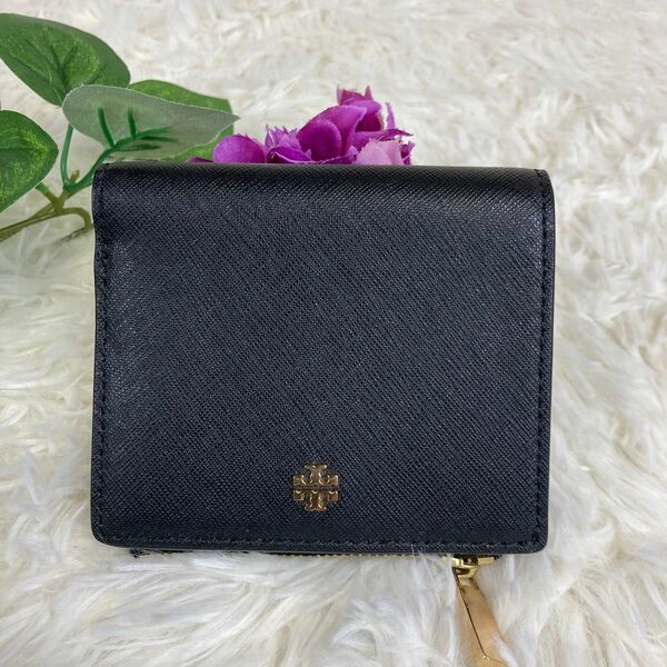 TORY BURCH 二つ折り財布　金属ロゴ