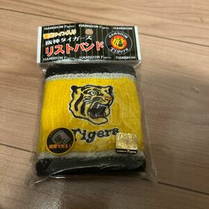 新品 暗闇で光る 蓄光ライン入り リストバンド　阪神タイガース 