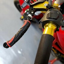 ハンドルレバーグリップ バイク 汎用カバー カスタム パーツ ドゥカティ ストリートファイターＶ4Ｓ ディアベル モンスター400 パニガーレ_画像2