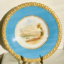 １８４０年代 　　ミントンのカラフルなハンドペイントミントンブルーセーブルスタイルスコットランドハイランド風景パターンの飾り皿_画像1