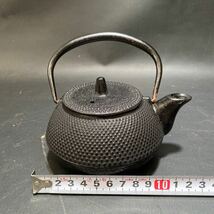 N 2923　未使用保管品 [ 南部鉄器 岩鋳 茶器セット 箱入 ] 急須 茶托 釜敷 鉄瓶 アラレ あられ 伝統工芸品 南部盛岡 茶道具 長期保管品_画像3