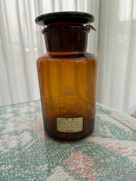 格安　硬質硝子製　共通摺合せ広口試薬瓶　茶褐色　500ｍｌ　SINKO　実験器具　 保存容器　1個入　1箱 　未使用