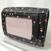 A Φ【商品ランク:B】 ケイトスペード kate spade ロゴメタル 花柄 レザー 二つ折り財布 小銭入れあり 3カードポケット キーリング付 黒系_画像2